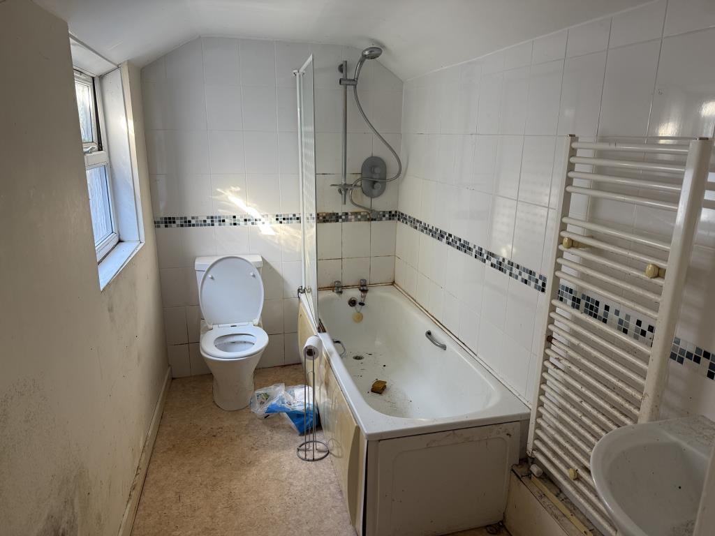 Lot: 158 - TERRACE HOUSE FOR IMPROVEMENT - Bathroom
